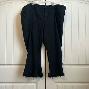 Black capri jean. Size 28. Cute ruffle bottom with fraying.